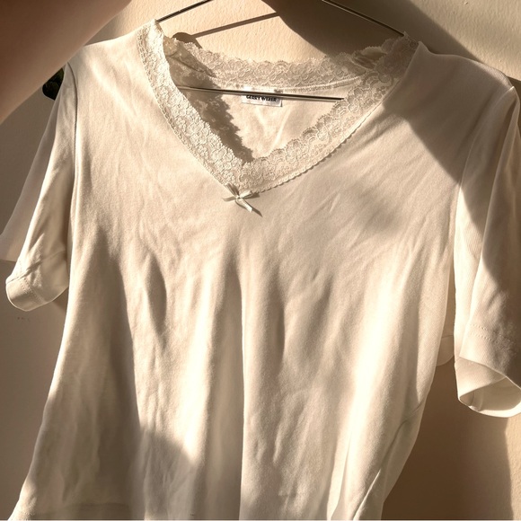 Vintage White V-neck T-shirt w/ lace trim + bow - Picture 4 of 6